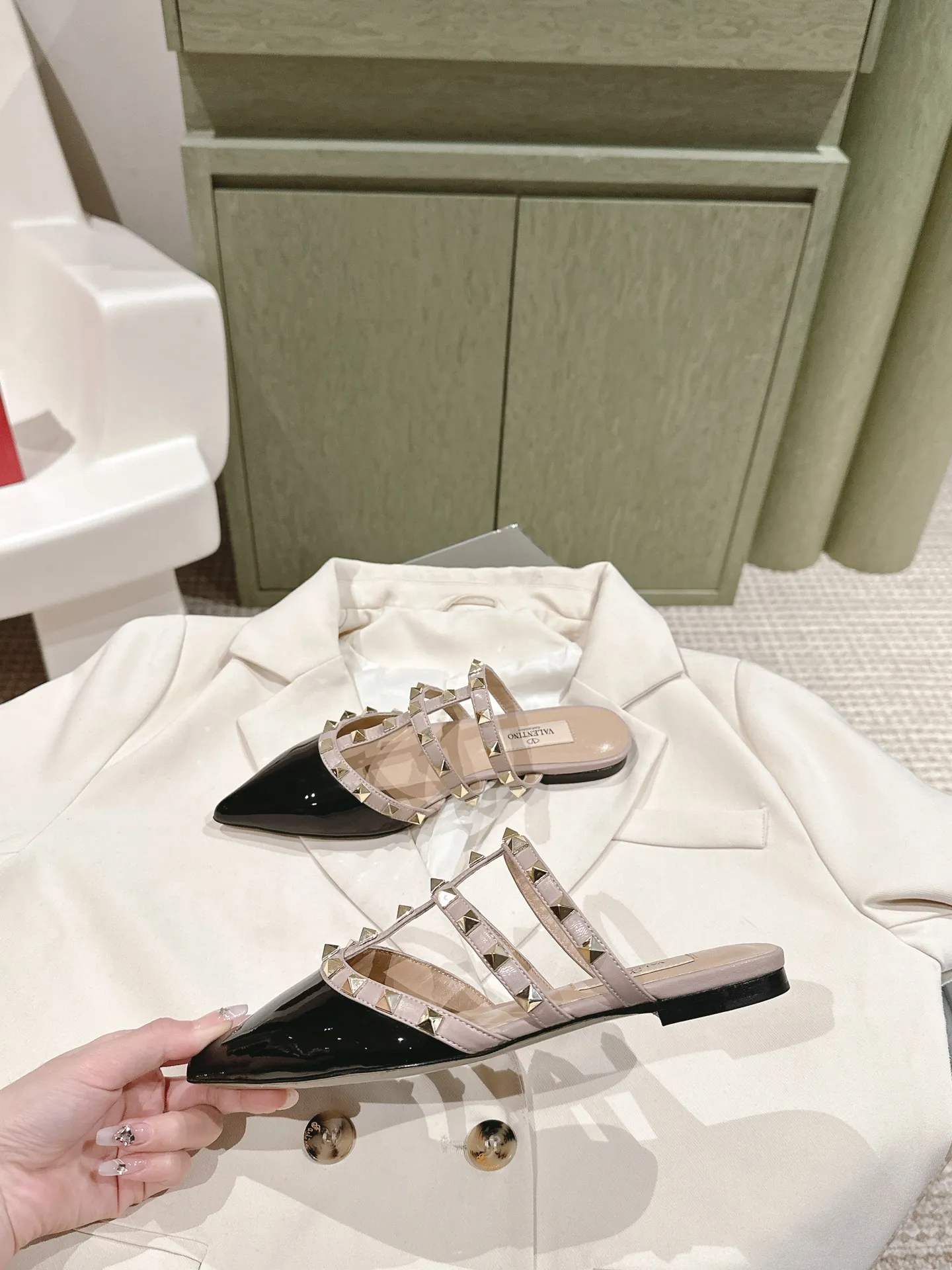 👟👟Ex-factory price 520👟👟 | ²⁰²4 𝐬𝐬 🤍🤎 Versatile series for all seasons! Is your shoe cabinet missing a pair? [Proud] Purchasing agent level! 🔥 The entire VALENTINO series is produced by Taiwan-funded factories! Getting in and out of the counter is stress-free! ROCKSTUD Valentino studded patent leather ballet flats ONE STUD retro craft pyramid large rivet buckle flats/high heels Smooth shoe lines and awesome version Comfortable upper foot. Increases height. Looks slimmer. Elongates leg lines. Imported mirrored calfskin/cow patent leather/high-density silk material Lambskin lining Italian high-density leather outsole Size35-39 (40/41/42 can be customized) Heel height: flat/4.5cm/ Counter synchronized gift box 💝 packaging!